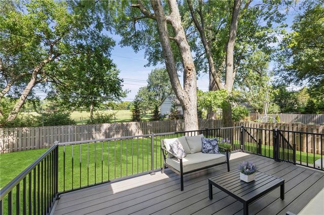 7942 Reinhardt Lane, Prairie Village, KS 66208