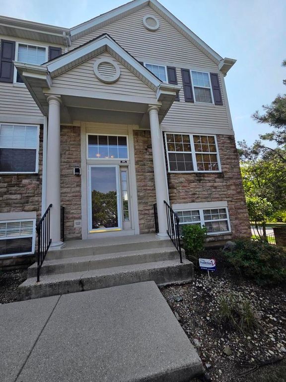 886 S Insignia Court 886, Palatine, IL 60067