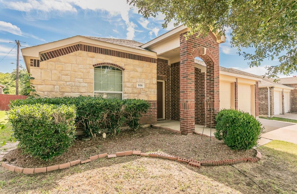 936 Furlong Drive, Grand Prairie, TX 75051