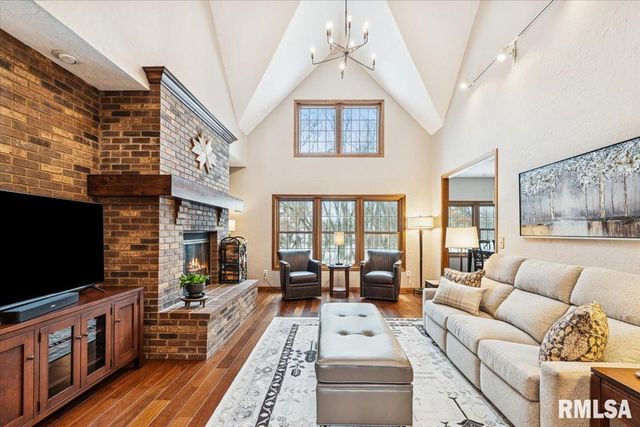 2960 265TH Street, De Witt, IA 52742