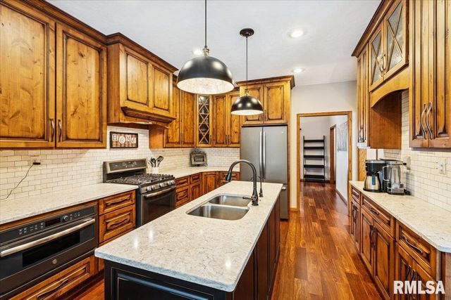 2960 265TH Street, De Witt, IA 52742