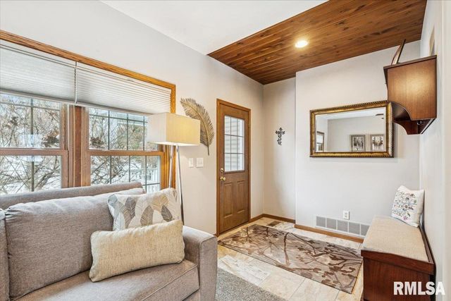 2960 265TH Street, De Witt, IA 52742