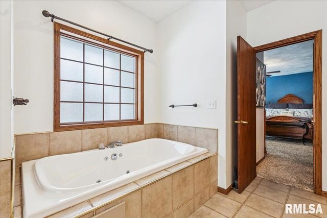 2960 265TH Street, De Witt, IA 52742