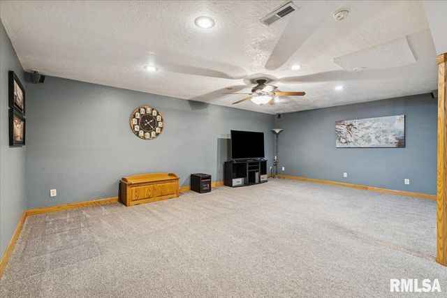 2960 265TH Street, De Witt, IA 52742