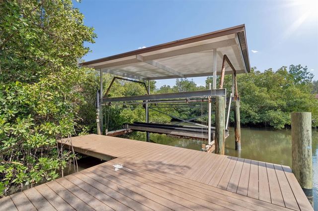 8402 BOXWOOD DRIVE, Tampa, FL 33615