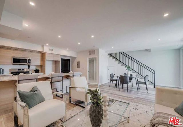 7018 Alabama Avenue, Canoga Park, CA 91303