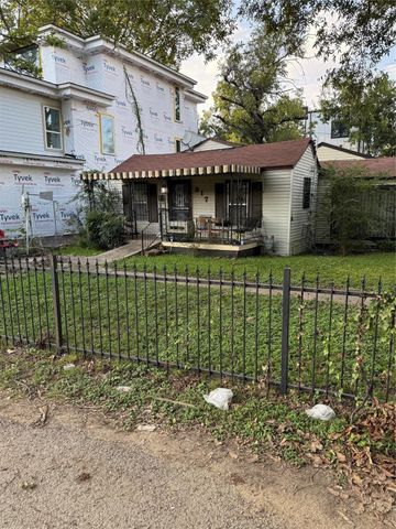 917 Walkway Street, Dallas, TX 75212