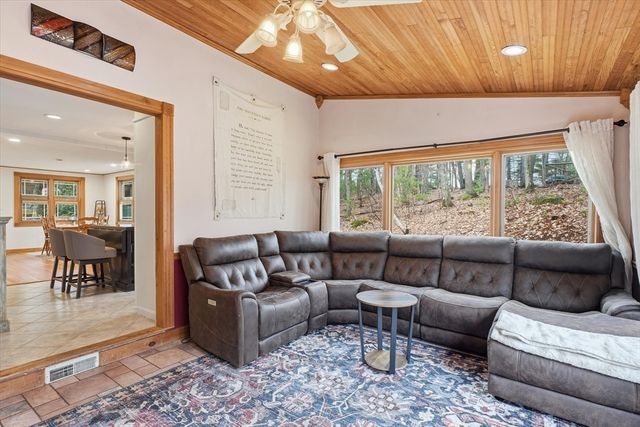 8 Searle St, Georgetown, MA 01833