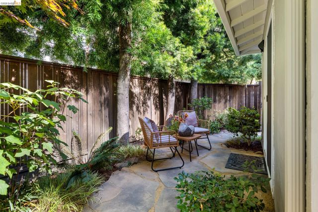 6660 Sobrante Rd, Oakland, CA 94611