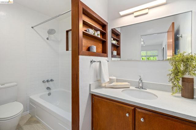 6660 Sobrante Rd, Oakland, CA 94611