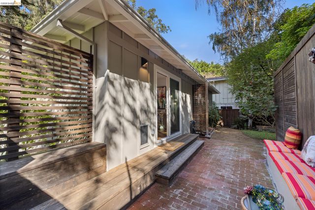 6660 Sobrante Rd, Oakland, CA 94611