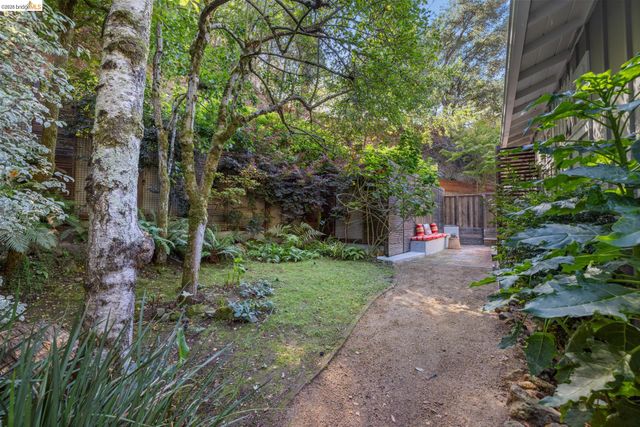 6660 Sobrante Rd, Oakland, CA 94611