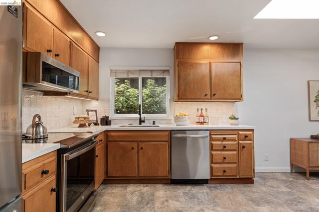 6660 Sobrante Rd, Oakland, CA 94611