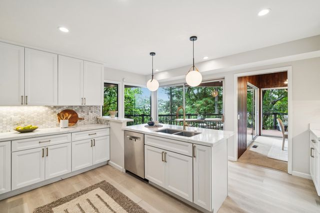 2835 Morley Dr, Oakland, CA 94611