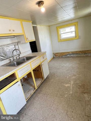 69 MAIN ST, Womelsdorf, PA 19567