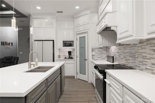 406 Catalina Avenue, Donna, TX 78537