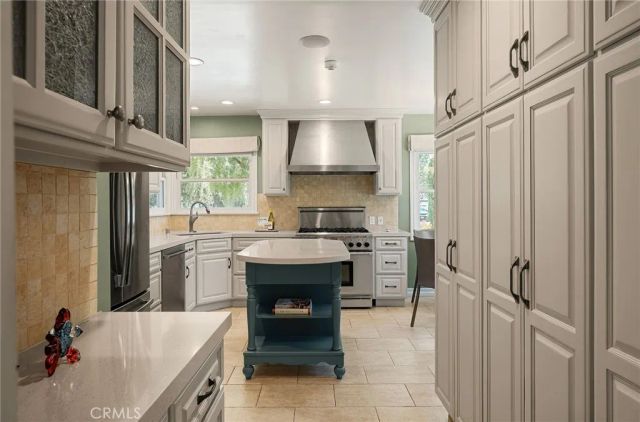 16538 Hartsook, Encino, CA 91436
