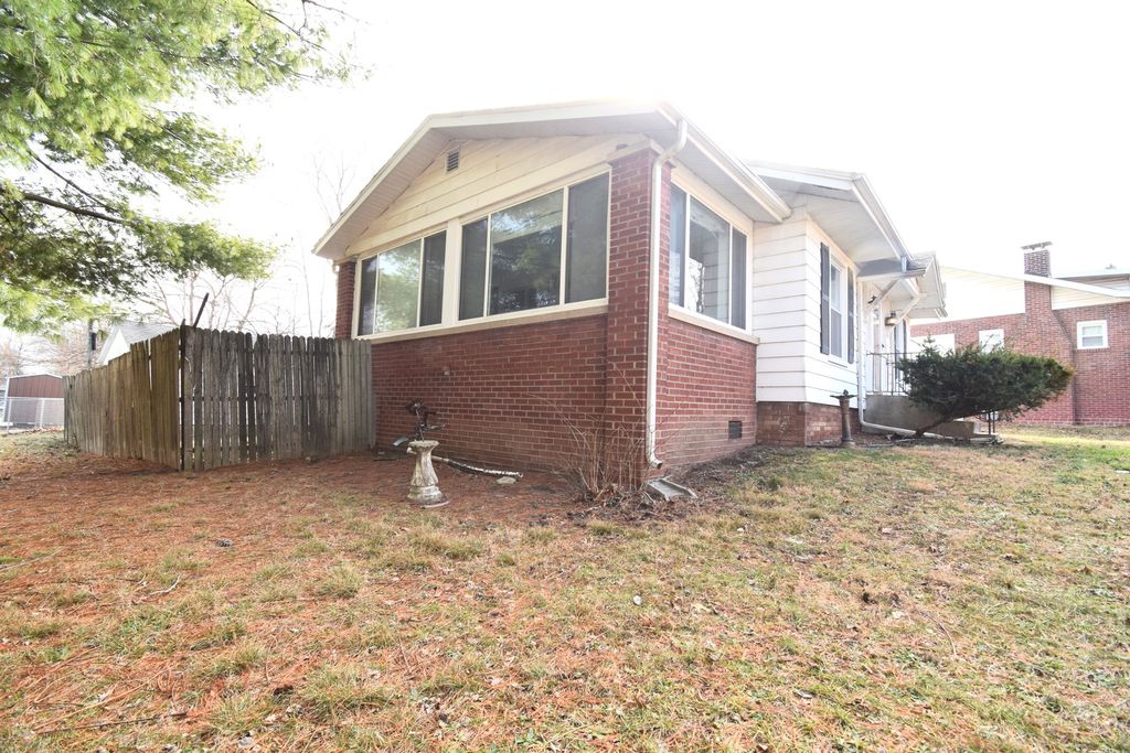 Image 2 of property listing at 1715 Oakland Avenue, Mt Vernon, IL 62864