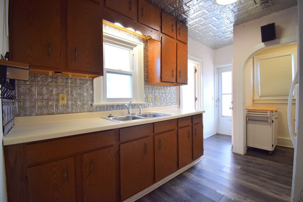 Image 13 of property listing at 1715 Oakland Avenue, Mt Vernon, IL 62864