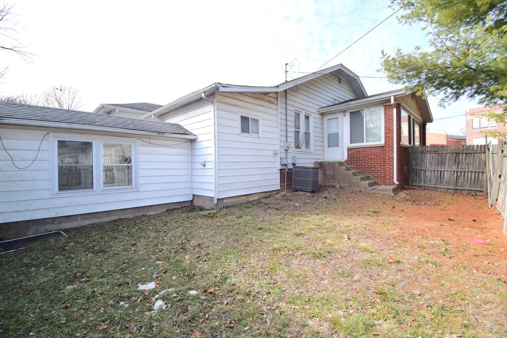 Image 3 of property listing at 1715 Oakland Avenue, Mt Vernon, IL 62864