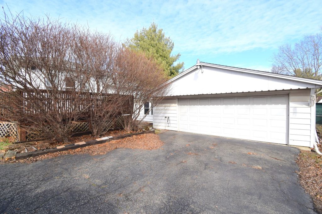 Image 4 of property listing at 1715 Oakland Avenue, Mt Vernon, IL 62864