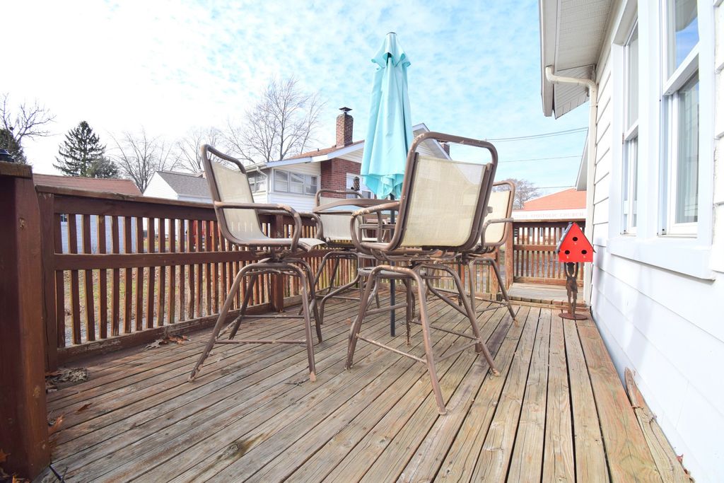 Image 7 of property listing at 1715 Oakland Avenue, Mt Vernon, IL 62864