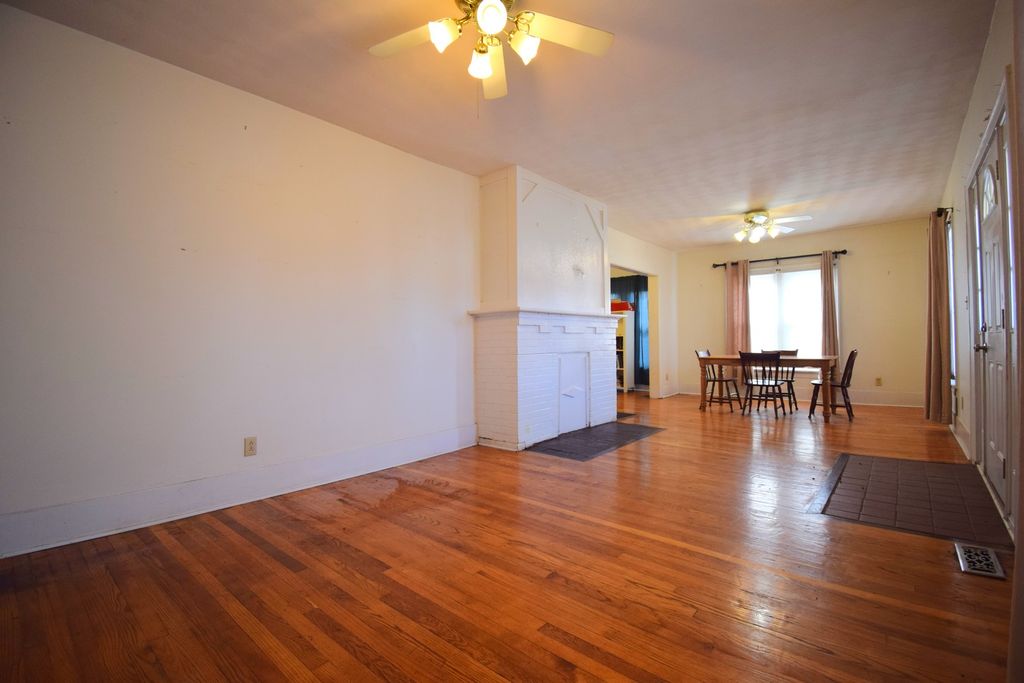 Image 8 of property listing at 1715 Oakland Avenue, Mt Vernon, IL 62864