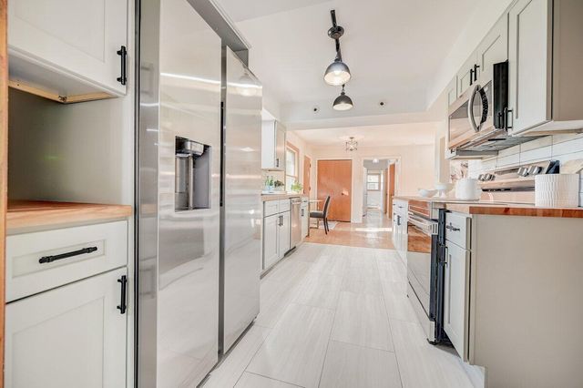 1532 N 124th STREET, Wauwatosa, WI 53226