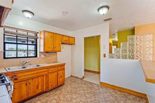 2400 NW 181st Ter, Miami Gardens, FL 33056