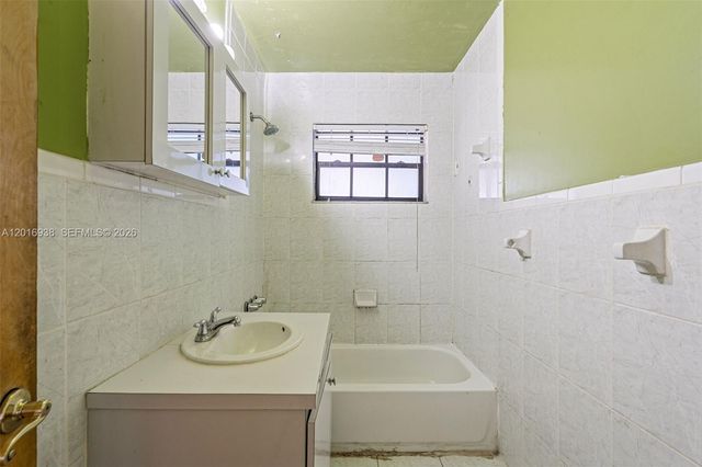 2400 NW 181st Ter, Miami Gardens, FL 33056