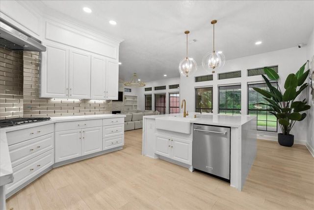 9700 Jay Road, Hitchcock, TX 77563