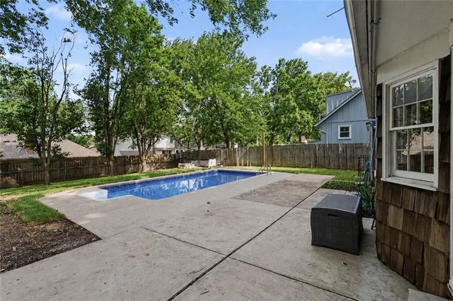 9908 Perry Drive, Overland Park, KS 66212