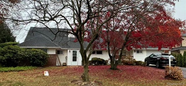 14 Peachtree Lane, Roslyn, NY 11576
