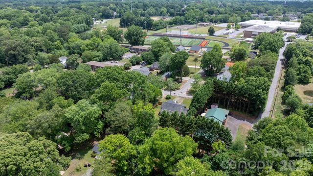 355 15th Avenue NE, Hickory, NC 28601