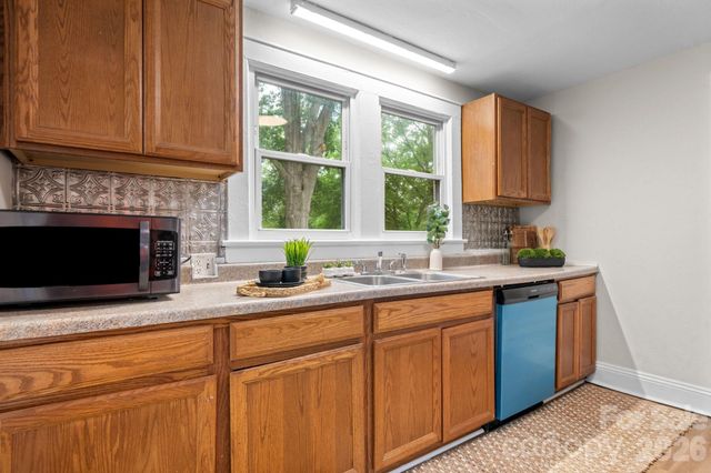 355 15th Avenue NE, Hickory, NC 28601