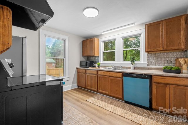355 15th Avenue NE, Hickory, NC 28601