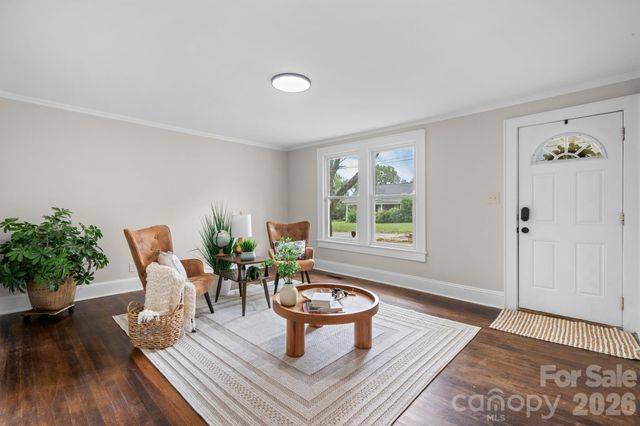 355 15th Avenue NE, Hickory, NC 28601