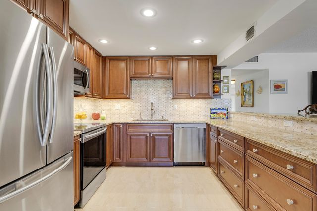 210 Wellington E, West Palm Beach, FL 33417