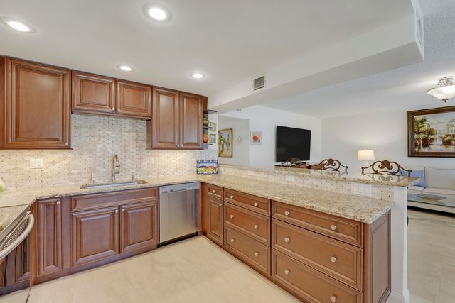 210 Wellington E, West Palm Beach, FL 33417