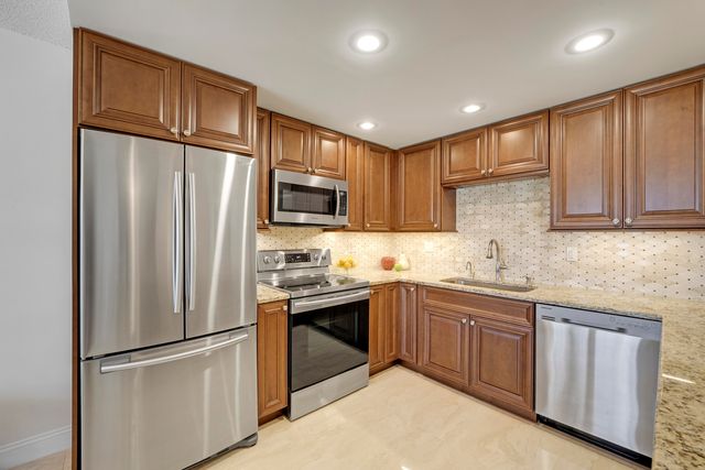210 Wellington E, West Palm Beach, FL 33417
