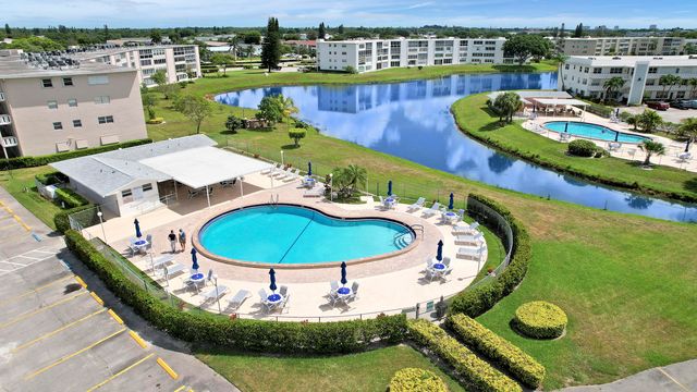 210 Wellington E, West Palm Beach, FL 33417