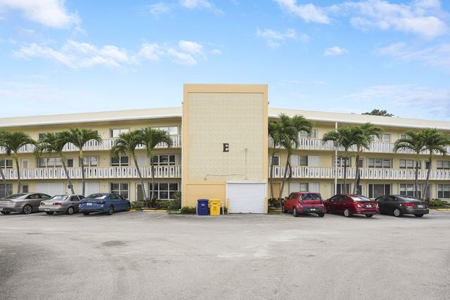 210 Wellington E, West Palm Beach, FL 33417