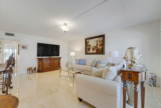 210 Wellington E, West Palm Beach, FL 33417