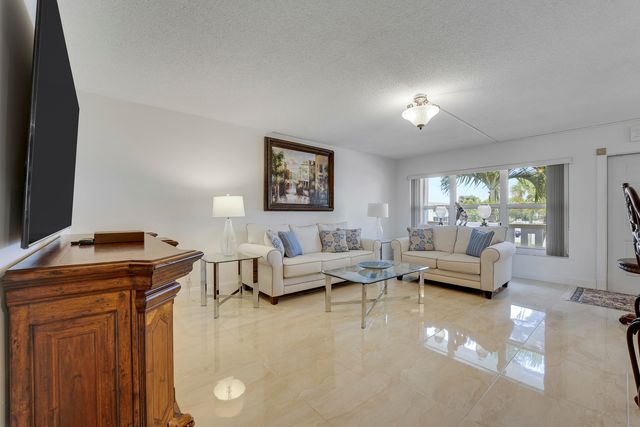 210 Wellington E, West Palm Beach, FL 33417