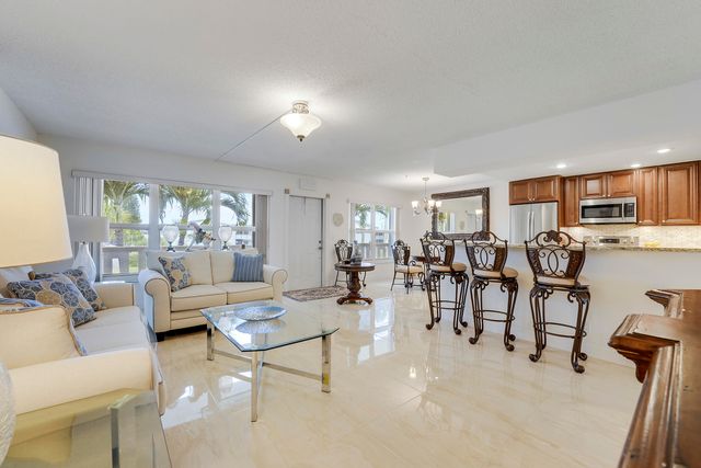 210 Wellington E, West Palm Beach, FL 33417