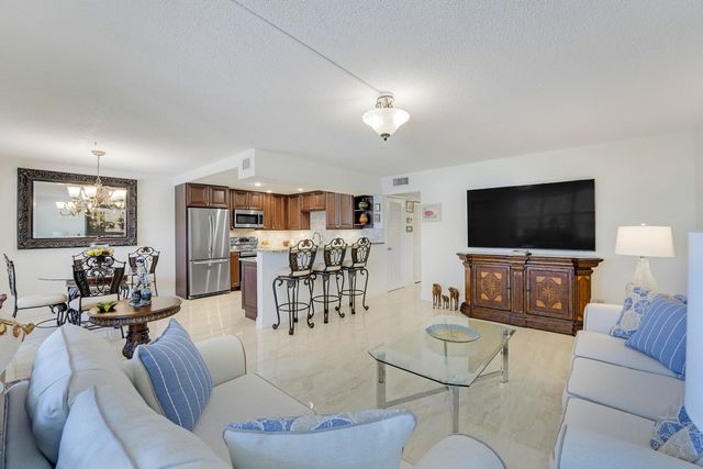 210 Wellington E, West Palm Beach, FL 33417