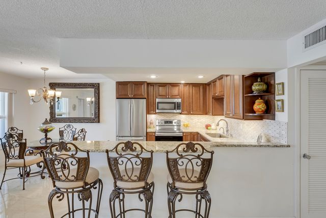 210 Wellington E, West Palm Beach, FL 33417