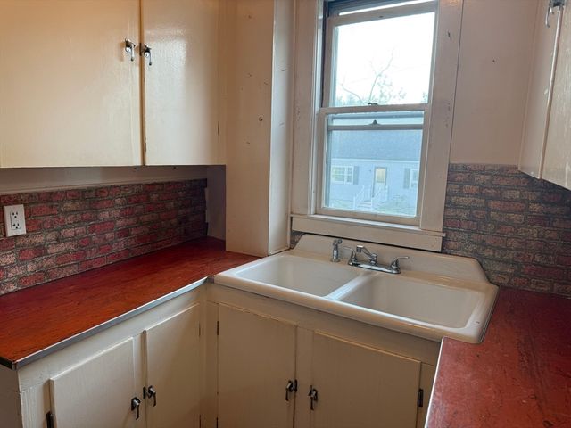 160 Hampshire St, Lowell, MA 01850