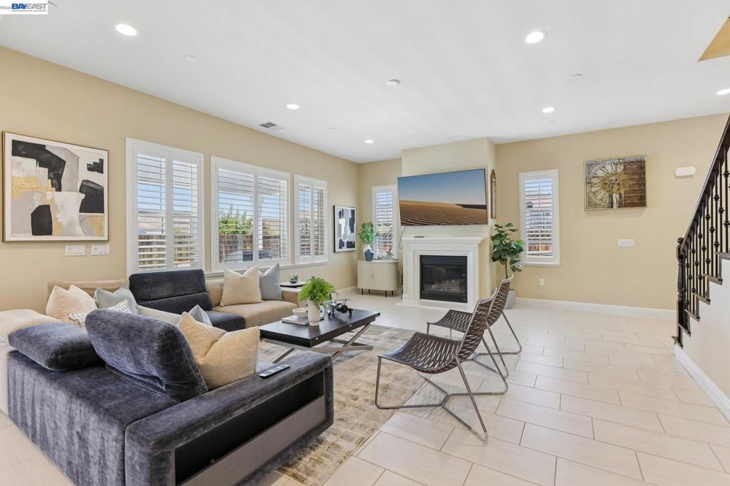 Image 5 of property listing at 4203 Oak Knoll Dr, Dublin, CA 94568