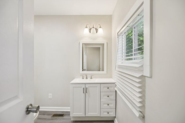 317 E 17th St, Columbia, TN 38401